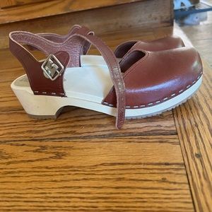 Never been worn clogs- got the wrong size